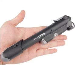 Giyo Fietspomp Mini - Fietspomp Met Drukmeter - Pomp Fiets Mini - 8.3 Bar - Inclusief Naaldventiel En Fietsbandreparatieset -Fietswereld Verkoop 1200x1044