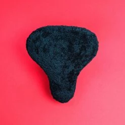 Sunny Bum Zadelhoes, Fietszadel Dames En Heren, Waterdicht En Comfortabel, Incl. Fietsslot En Veiligheidskabel, Dubbelzijdig Zadel Met Schapenvacht -Fietswereld Verkoop 1200x1200 458