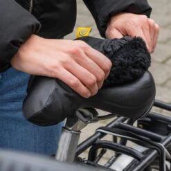 Sunny Bum Zadelhoes, Fietszadel Dames En Heren, Waterdicht En Comfortabel, Incl. Fietsslot En Veiligheidskabel, Dubbelzijdig Zadel Met Schapenvacht -Fietswereld Verkoop 1200x1200 460