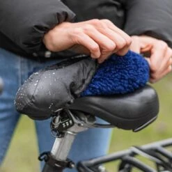 Sunny Bum Zadelhoes, Fietszadel Dames En Heren, Waterdicht En Comfortabel, Incl. Fietsslot En Veiligheidskabel, Dubbelzijdig Zadel Met Schapenvacht 17 Sunny Bum Zadelhoes, Fietszadel Dames En Heren, Waterdicht En Comfortabel, Incl. Fietsslot En Veiligheidskabel, Dubbelzijdig Zadel Met Schapenvacht -Fietswereld Verkoop 1200x1200 633