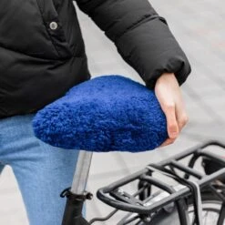 Sunny Bum Zadelhoes, Fietszadel Dames En Heren, Waterdicht En Comfortabel, Incl. Fietsslot En Veiligheidskabel, Dubbelzijdig Zadel Met Schapenvacht 19 Sunny Bum Zadelhoes, Fietszadel Dames En Heren, Waterdicht En Comfortabel, Incl. Fietsslot En Veiligheidskabel, Dubbelzijdig Zadel Met Schapenvacht -Fietswereld Verkoop 1200x1200 635