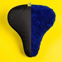 Sunny Bum Zadelhoes, Fietszadel Dames En Heren, Waterdicht En Comfortabel, Incl. Fietsslot En Veiligheidskabel, Dubbelzijdig Zadel Met Schapenvacht 21 Sunny Bum Zadelhoes, Fietszadel Dames En Heren, Waterdicht En Comfortabel, Incl. Fietsslot En Veiligheidskabel, Dubbelzijdig Zadel Met Schapenvacht -Fietswereld Verkoop 1200x1200 637