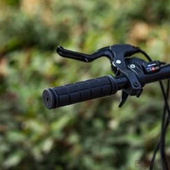 Merkloos ESTARK® - Fietshandvatten - Handvatten - Universeel - Fiets – Mountainbike – Professioneel - Grips - Extra Grip – Fietshandvaten -Handvaten - Handig Te Monteren - Anti-slip – Fietsen – Stuur – Bikegrips – Stevig - Rubber Zwart - (R-zwa) -Fietswereld Verkoop 1200x1200 748