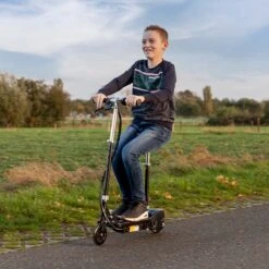 BluMill Elektrische Step – Voor Kinderen – Elektrische Step Met Zadel – Verstelbaar Stuur En Zadel – 12 Km / U – Max 70 Kg -Fietswereld Verkoop 1200x1200 866
