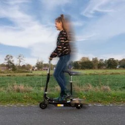 BluMill Elektrische Step – Voor Kinderen – Elektrische Step Met Zadel – Verstelbaar Stuur En Zadel – 12 Km / U – Max 70 Kg -Fietswereld Verkoop 1200x1200 867