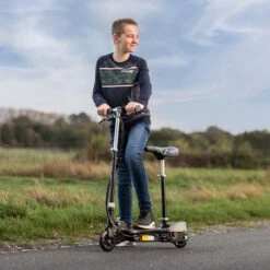 BluMill Elektrische Step – Voor Kinderen – Elektrische Step Met Zadel – Verstelbaar Stuur En Zadel – 12 Km / U – Max 70 Kg -Fietswereld Verkoop 1200x1200 869