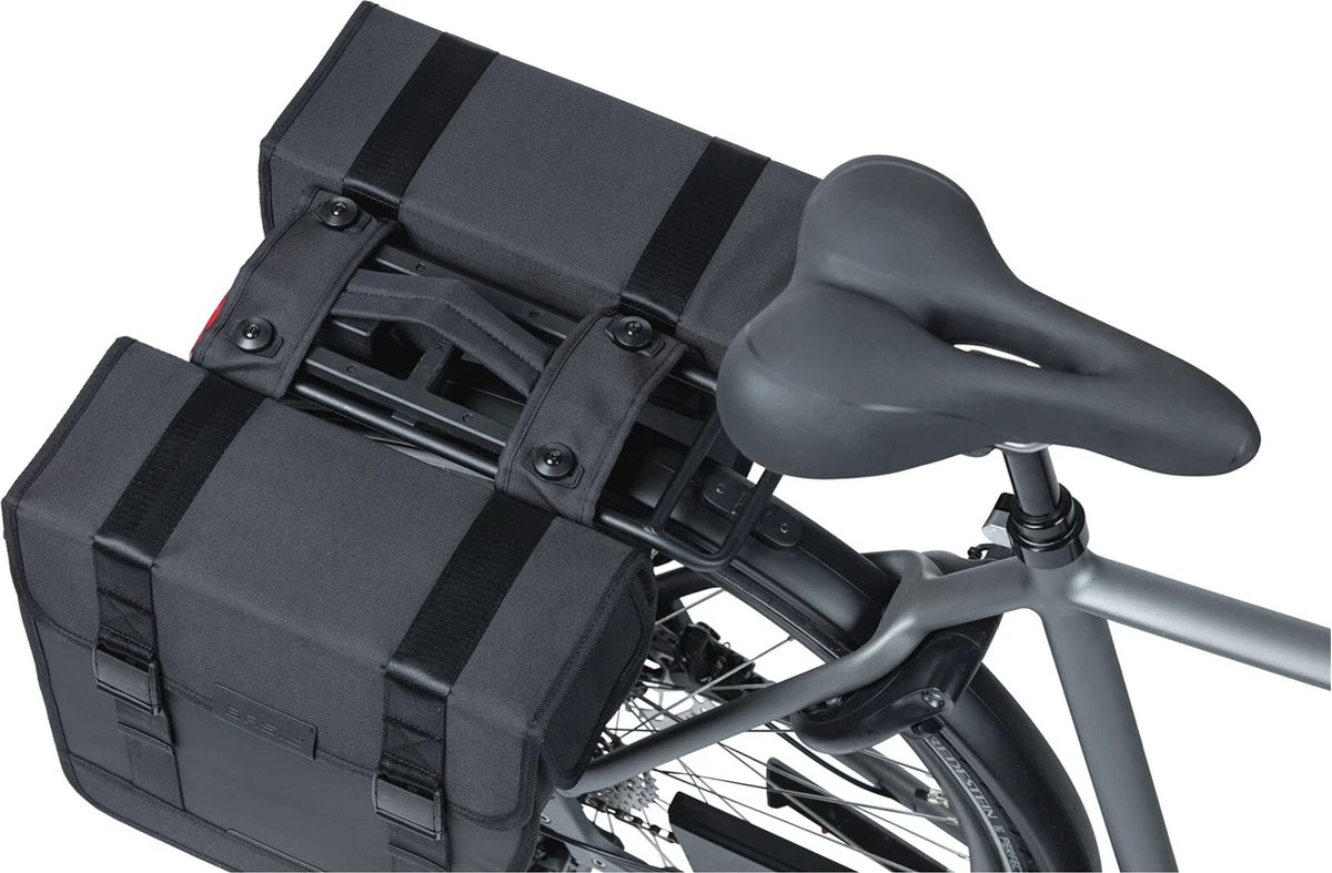 Basil Tour Waterproof Dubbele Fietstas MIK - 28 Liter - Zwart 5 Basil Tour Waterproof Dubbele Fietstas MIK - 28 Liter - Zwart - Afbeelding 3