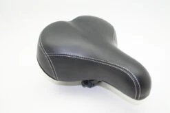 Benson Comfort Fietszadel Zwart -Fietswereld Verkoop 1200x800 167