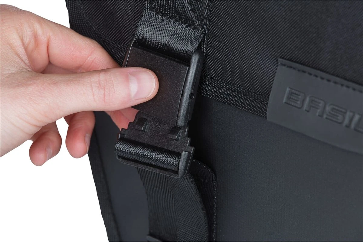 Basil Tour Waterproof Dubbele Fietstas MIK - 28 Liter - Zwart 4 Basil Tour Waterproof Dubbele Fietstas MIK - 28 Liter - Zwart - Afbeelding 2