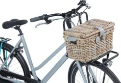 Basil Denton Fietsmand M - Voor - Rotan - Grijs - Medium -Fietswereld Verkoop 1200x823 1
