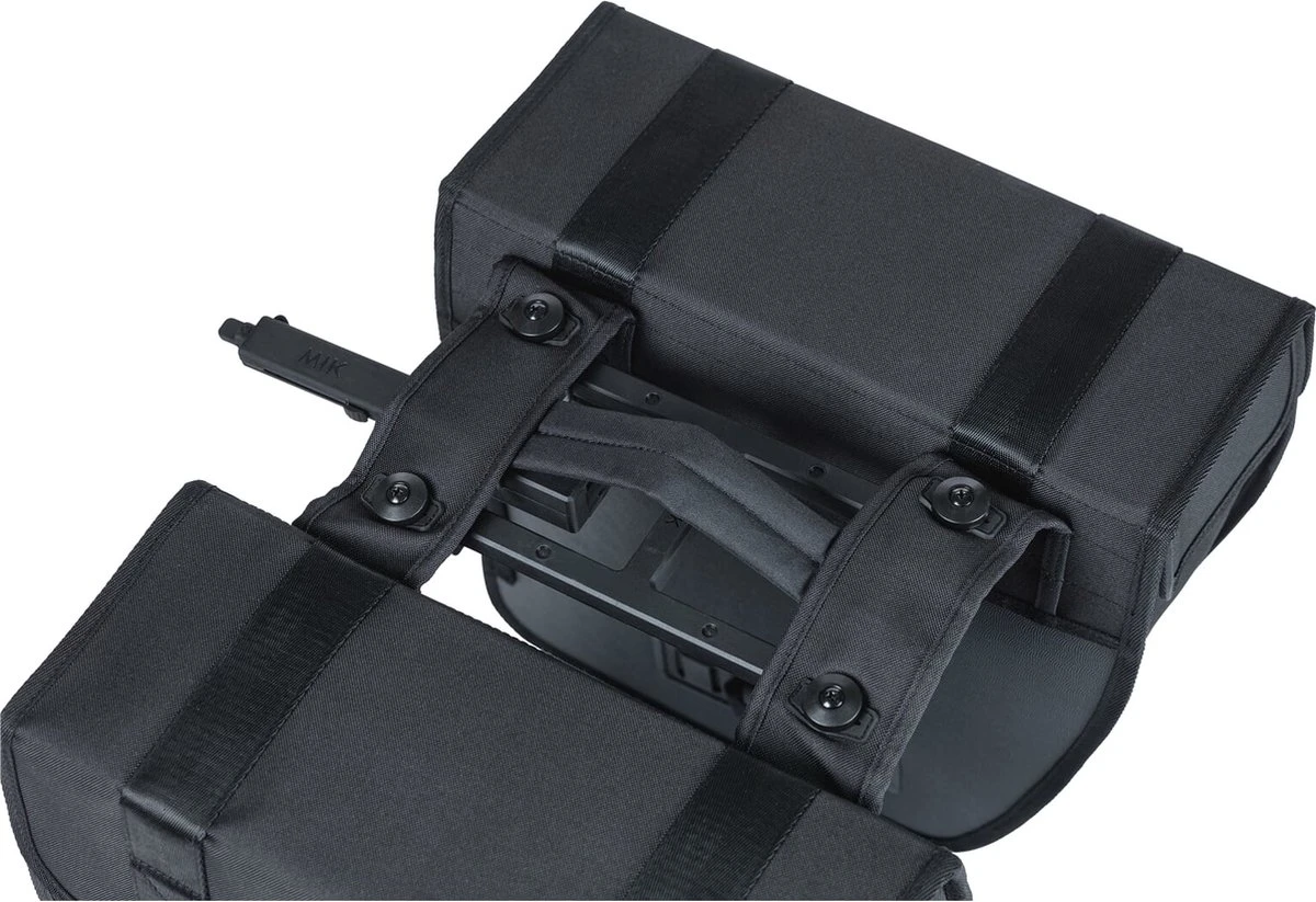 Basil Tour Waterproof Dubbele Fietstas MIK - 28 Liter - Zwart 6 Basil Tour Waterproof Dubbele Fietstas MIK - 28 Liter - Zwart - Afbeelding 4