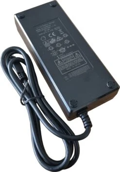 Merkloos Stella Acculader - Elektrische Fietsoplader - 5-polig - Trapezium/driehoek Aansluiting